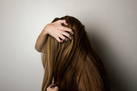 ¿Cómo saber si tu caída de pelo es normal o excesiva? ILEV Routine