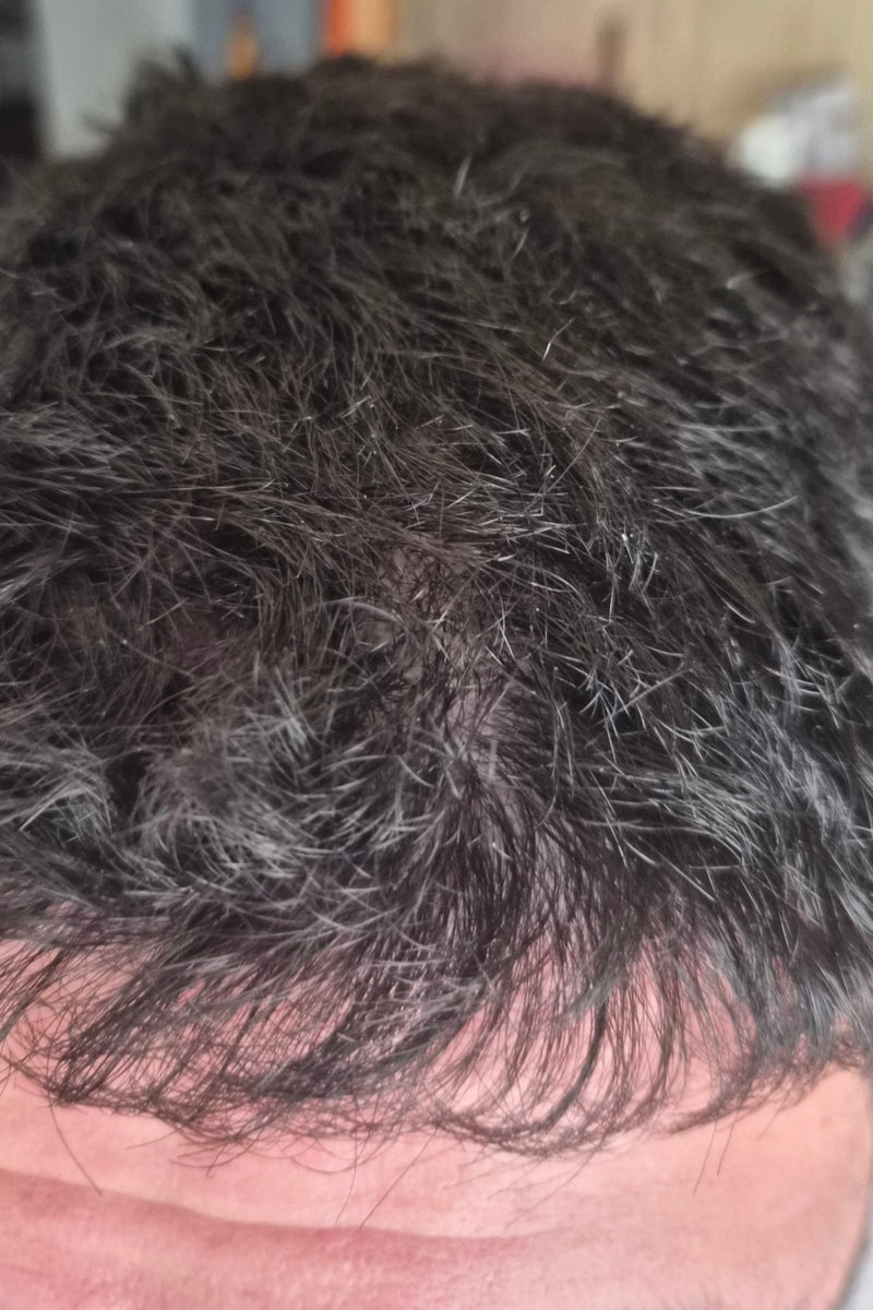 Bastián antes de usar el shampoo anticaspa en barra de ILEV Routine
