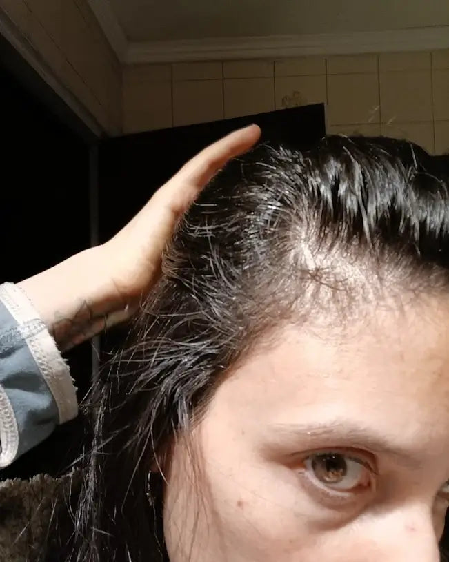 Camila antes de empezar la rutina anticaída de ILEV Routine