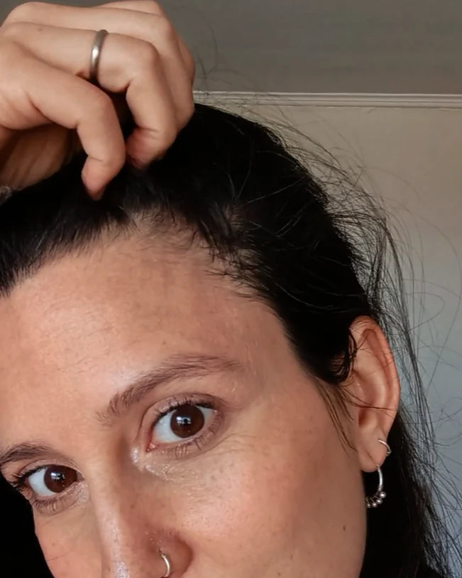 Camila después de sostener la rutina anticaída de ILEV Routine