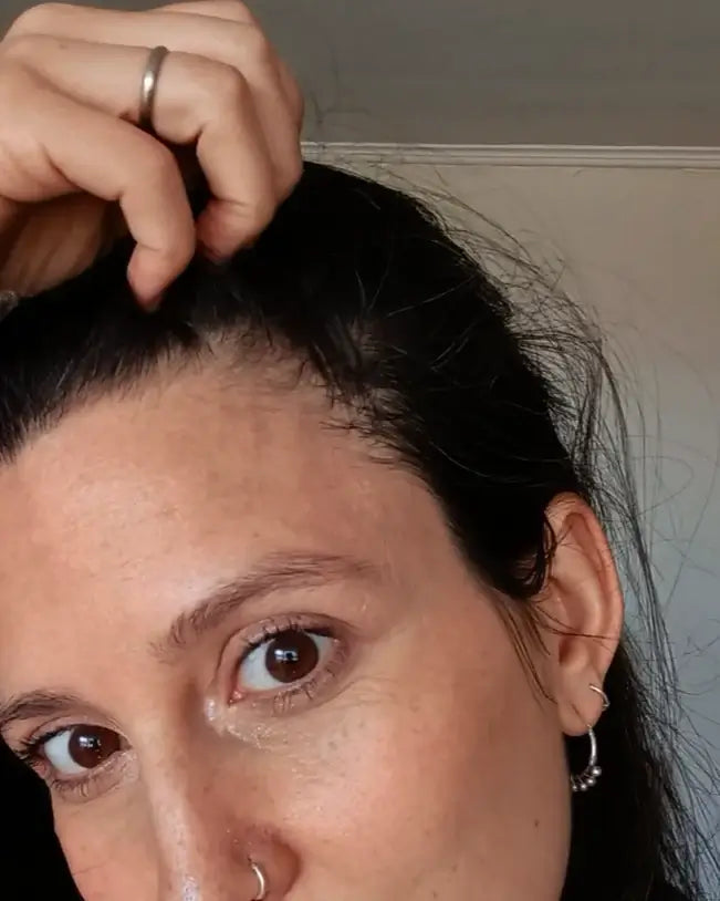Camila después de sostener la rutina anticaída de ILEV Routine