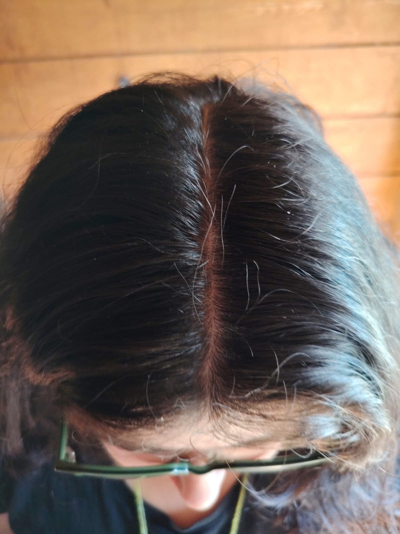 Constanza después de usar el shampoo anticaspa en barra de ILEV Routine