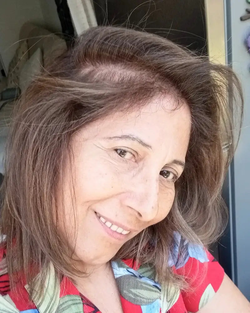 Lucía después de sostener la rutina anticaída de ILEV Routine