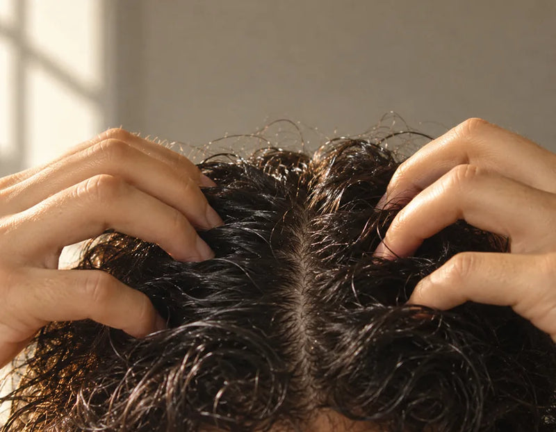 Separar el cabello por secciones para aplicar el Tónico Anticaída ILEV
